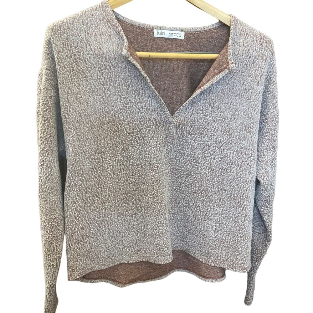 Lola and Graceβ textured V neck top Size S